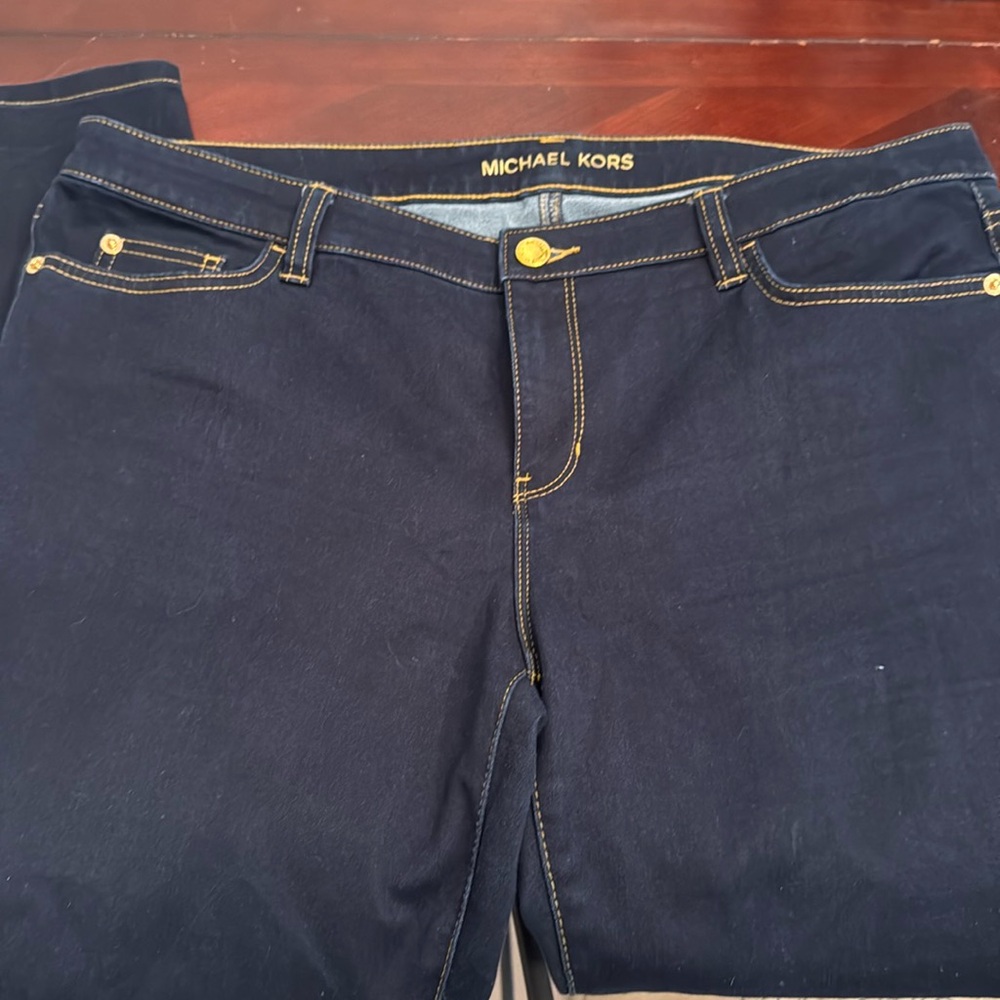Beautiful Michael Kors jeans straight leg with zipper on the sides.